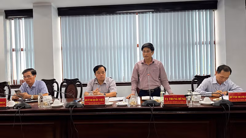 Đồng chí Tạ Trung Dũng, Trưởng ban Tuyên giáo Tỉnh ủy Bạc Liêu phát biểu tại buổi làm việc. (Ảnh: TRỌNG DUY)