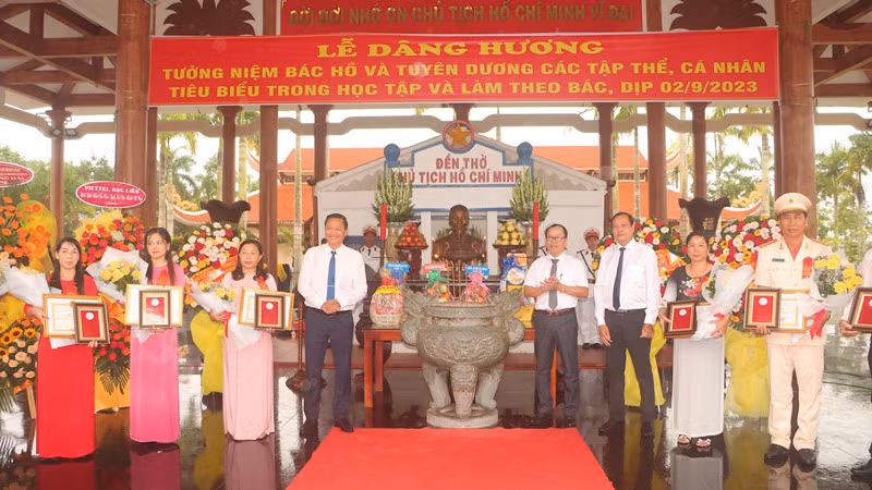 Ban Thường vụ Huyện ủy Vĩnh Lợi (Bạc Liêu) dâng hương, báo công với Bác Hồ tại đền thờ Bác ở xã Châu Thới.