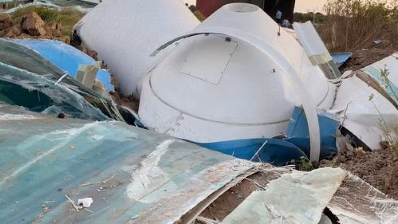 Cánh quạt điện gió thuộc dự án của Công ty Hacom Bạc Liêu bất ngờ rơi xuống đất vỡ nhiều mảnh.