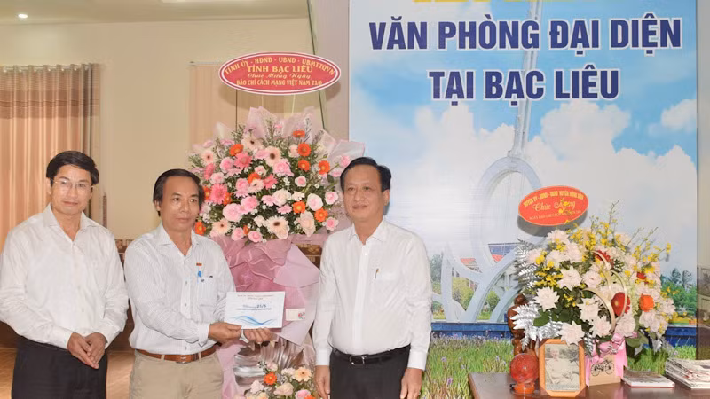 Đồng chí Phạm Văn Thiều, Chủ tịch Ủy ban nhân dân tỉnh và đồng chí Tạ Trung Dũng, Thường trực Tỉnh ủy Bạc Liêu tặng hoa chúc mừng Văn phòng đại diện Báo Nhân Dân tại Bạc Liêu.