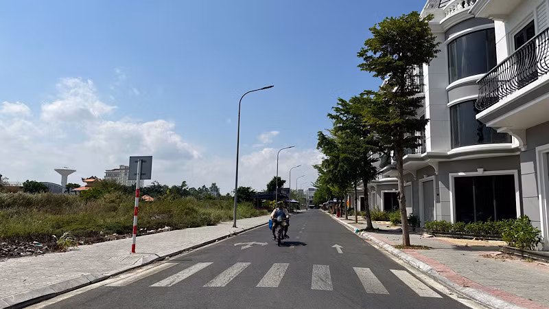 Một phần công viên Văn hóa Trần Huỳnh (thành phố Bạc Liêu) đã được "xẻo" xây dựng khu trung tâm thương mại và nhà ở thương mại; một phần vẫn bỏ hoang hơn 20 năm qua. (Ảnh: TRỌNG DUY)