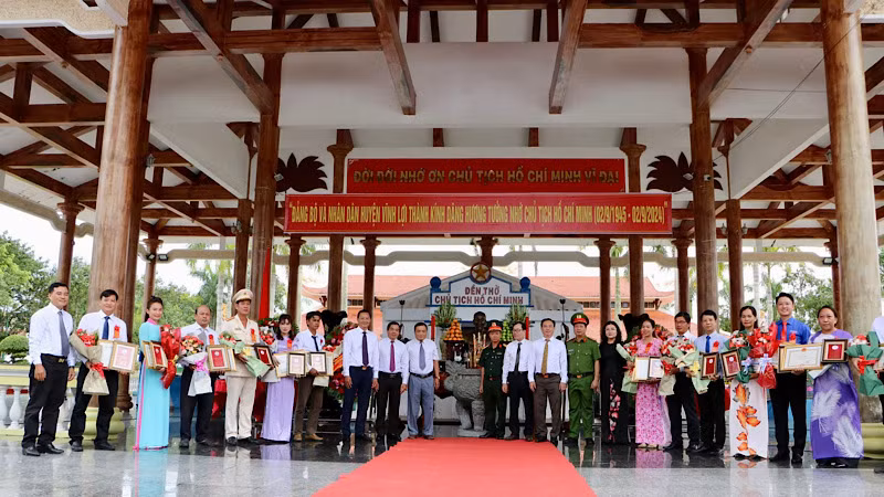 Ban Thường vụ Huyện ủy Vĩnh Lợi (Bạc Liêu) báo công, tuyên dương những đảng viên tiêu biểu tại Đền thờ Bác Hồ ở xã Châu Thới, thiết thực kỷ niệm 55 năm thực hiện Di chúc của Người.