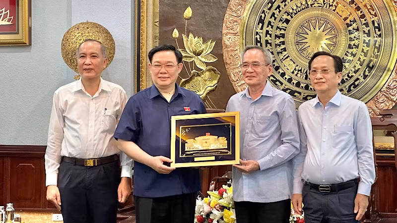 Đồng chí Vương Đình Huệ tặng quà lưu niệm các đồng chí lãnh đạo chủ chốt tỉnh Bạc Liêu. (Ảnh TRỌNG DUY)