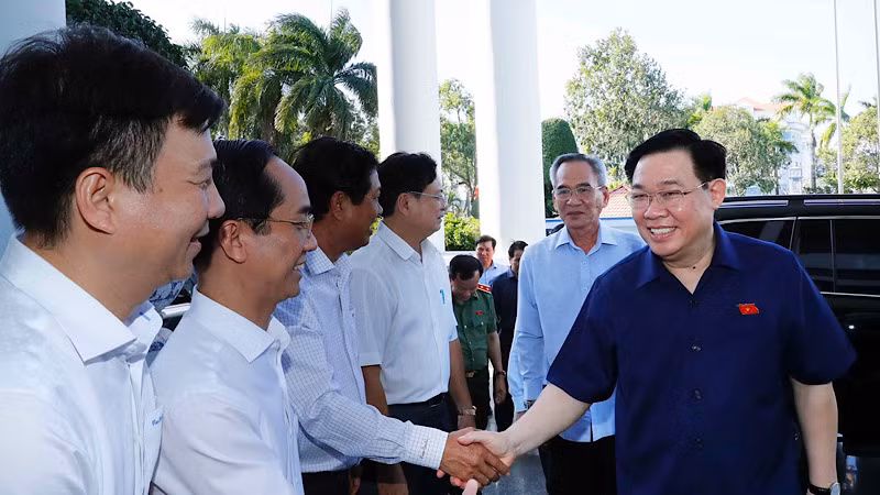 Các đồng chí trong Ban Thường vụ Tỉnh ủy Bạc Liêu đón đồng chí Vương Đình Huệ (Ảnh: NHAN SÁNG)