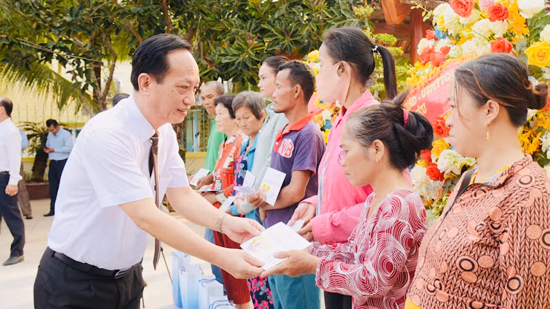 Đồng chí Phạm Văn Thiều, Chủ tịch Ủy ban nhân dân tỉnh Bạc Liêu thăm, tặng quà Tết các gia đình chính sách, hộ có hoàn cảnh khó khăn của tỉnh.