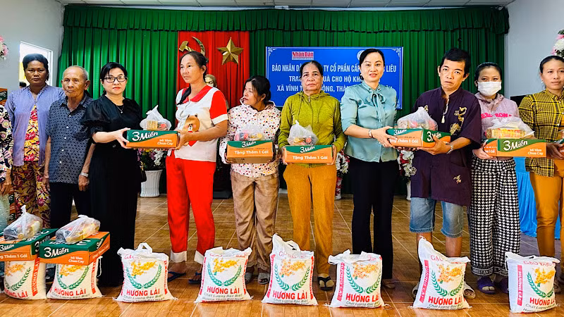 Lãnh đạo Công ty cổ phần cấp nước Bạc Liêu và Ủy ban nhân dân thành phố Bạc Liêu trao tặng quà các hộ Khmer nghèo. (Ảnh: TRỌNG DUY)