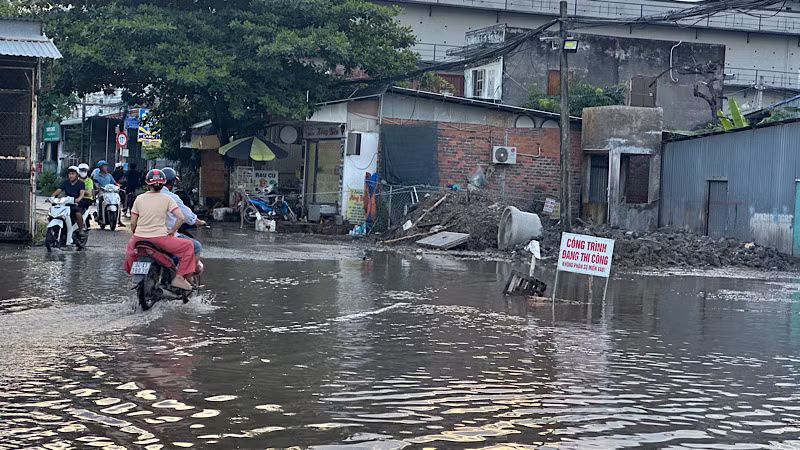 Đường vào khu dân cư bến xe Bạc Liêu thường xuyên ngập lụt. Ảnh: TRỌNG DUY