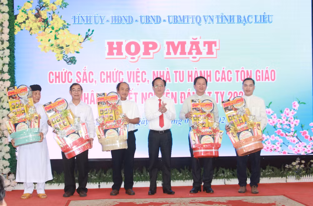 Chủ tịch Ủy ban nhân dân tỉnh Bạc Liêu Phạm Văn Thiều tặng quà Tết các đại biểu.