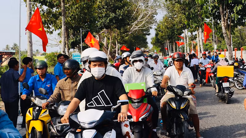 Nhân dân Bạc Liêu rất phấn khởi, tự hào đi trên "Đường cờ Tổ quốc" của làng quê.