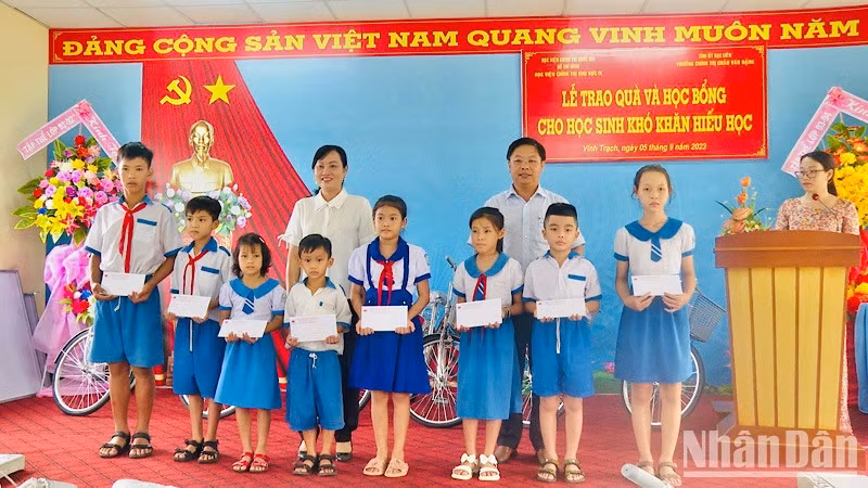 Niềm vui của những em học sinh nghèo, hiếu học tại thành phố Bạc Liêu khi được sự quan tâm, giúp đỡ.