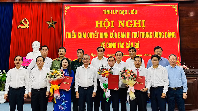 Các đồng chí trong Ban Thường vụ Tỉnh ủy Bạc Liêu mừng 3 đồng chí vừa nhận Quyết định của Ban Bí thư bổ sung vào Ban Thường vụ, Ban Chấp hành Đảng bộ tỉnh, nhiệm kỳ 2020-2025. Ảnh: TRỌNG DUY