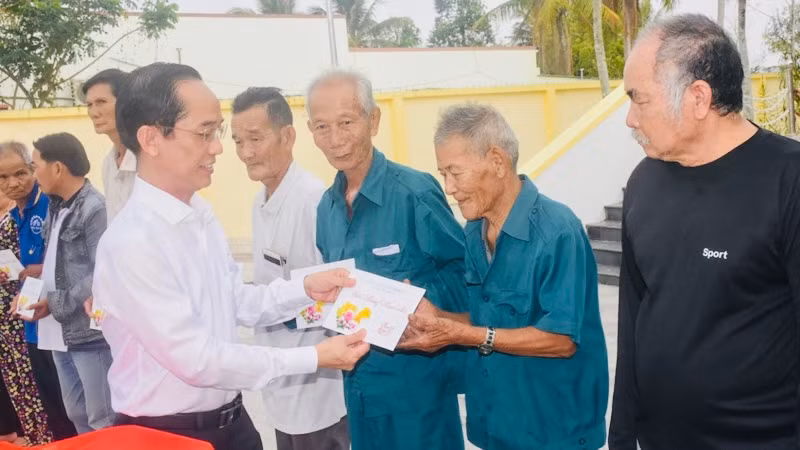 Đồng chí Hồ Thanh Thủy, Trưởng Ban Tổ chức Tỉnh ủy Bạc Liêu đến thăm và trao tặng quà Tết của Tỉnh ủy Bạc Liêu cho các đối tượng chính sách trong tỉnh.