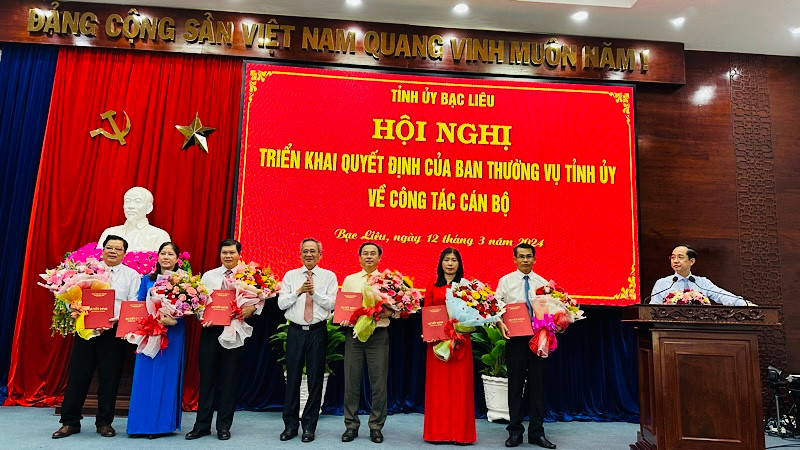 Đồng chí Lữ Văn Hùng, Bí thư Tỉnh ủy Bạc Liêu, trao quyết định và tặng hoa chúc mừng các đồng chí được phân công giữ trọng trách mới. Ảnh: TRỌNG DUY