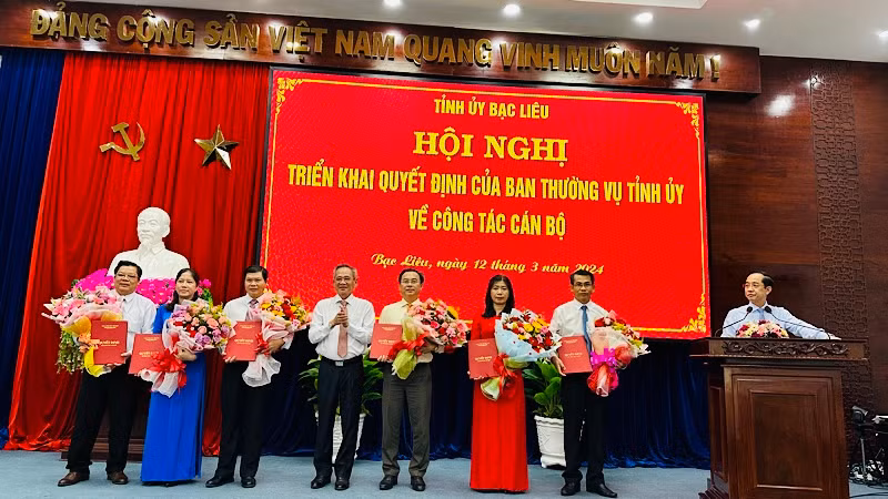 Đồng chí Lữ Văn Hùng, Bí thư Tỉnh ủy Bạc Liêu, trao quyết định và tặng hoa chúc mừng các đồng chí được phân công giữ trọng trách mới. Ảnh: TRỌNG DUY