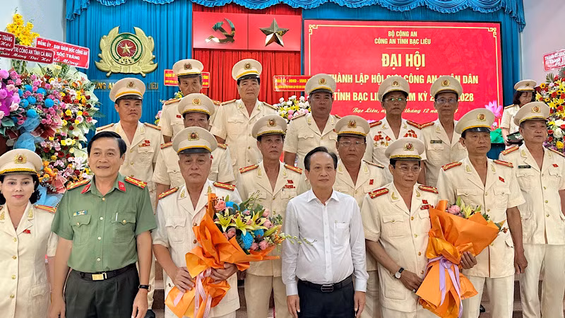 Ban Chấp hành Hội Cựu Công an nhân dân tỉnh Bạc Liêu ra mắt tại địa hội. (Ảnh: TRỌNG DUY)