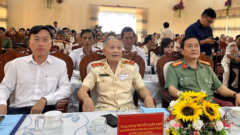Các đồng chí lãnh đạo Hội Cựu Công an Việt Nam và lãnh đạo tỉnh Bạc Liêu dự đại hội. (Ảnh: TRỌNG DUY)