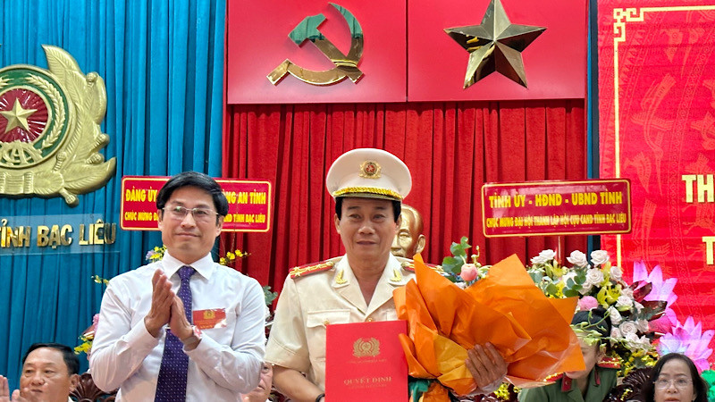 Đồng chí Tạ Trung Dũng thay mặt Thường trực Tỉnh ủy Bạc Liêu trao quyết định của Chủ tịch Ủy ban nhân dân tỉnh thành lập Hội Cựu Công an nhân dân tỉnh Bạc Liêu. (Ảnh: TRỌNG DUY)