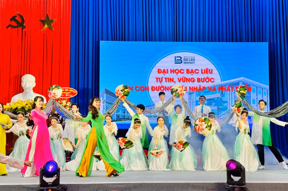 Một tiết mục văn nghệ chiều 19/11 của sinh viên Trường đại học Bạc Liêu tại lễ khai giảng năm học mới và kỷ niệm 42 năm Ngày Nhà giáo Việt Nam. (Ảnh: TRỌNG DUY)