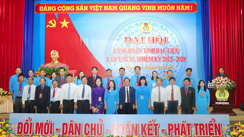 Các đồng chí lãnh đạo chụp ảnh lưu niệm với Ban Chấp hành Công đoàn tỉnh Bạc Liêu nhiệm kỳ mới.