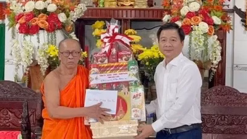 Đồng chí Nguyễn Bình Tân, Trưởng ban Nội chính Tỉnh ủy Bạc Liêu tặng quà và chúc mừng Chủ tịch Hội Đoàn kết sư sãi yêu nước tỉnh Bạc Liêu nhân dịp lễ Sen Dolta của đồng bào Khmer Nam Bộ.
