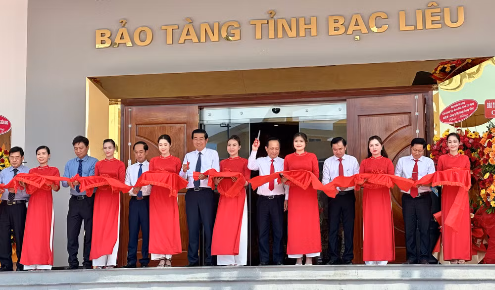 Đồng chí Võ Văn Dũng, Ủy viên Trung ương, Phó Trưởng ban Thường trực Ban Nội chính Trung ương (đứng giữa) cắt băng khánh thành dự án Bảo tàng tổng hợp tỉnh Bạc Liêu. Ảnh: TRỌNG DUY