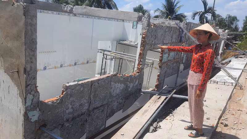 Thời gian qua, tình trạng sụt lún đất, sạt lở nhà dân xuống sông và kênh mương ngày một nghiêm trọng, đẩy nhiều hộ dân rơi vào cảnh điêu đứng, lao đao.