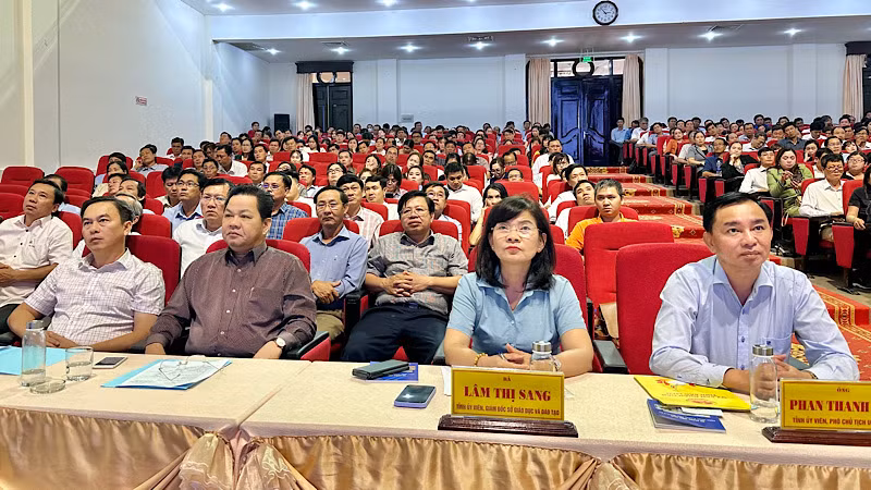 Lãnh đạo tỉnh Bạc Liêu và các đại biểu dự hội thảo về chuyển đổi số trong các trường học. Ảnh: TRỌNG DUY.