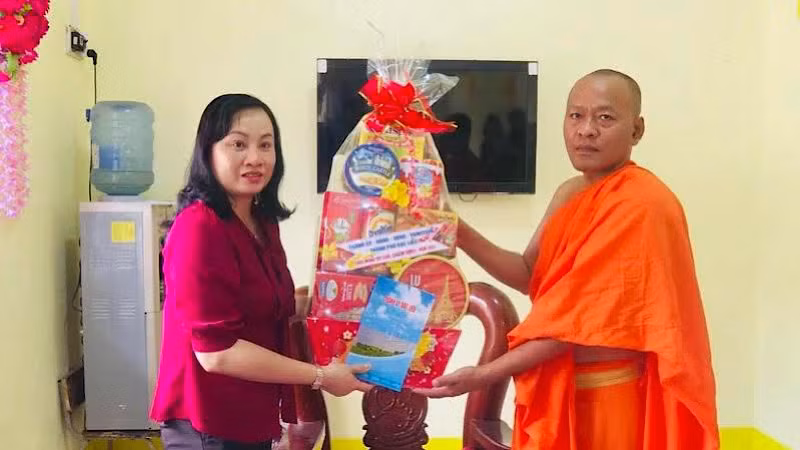Đồng chí Đỗ Ái Lam, Thường vụ Thành ủy, Phó Chủ tịch Ủy ban nhân dân thành phố Bạc Liêu thăm, tặng quà các vị sư trụ trì các chùa đồng bào Khmer của thành phố. (Ảnh: TRỌNG DUY) Đồng chí Đỗ Ái Lam, Thường vụ Thành ủy, Phó Chủ tịch Ủy ban nhân dân thành phố Bạc Liêu thăm, tặng quà các vị sư trụ trì các chùa đồng bào Khmer của thành phố. (Ảnh: TRỌNG DUY)