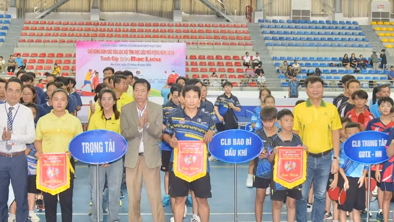Các đồng chí lãnh đạo tỉnh Bạc Liêu và Ban tổ chức Giải chúc mừng các đơn vị tham gia Giải bóng bàn mở rộng năm 2024 tranh Cúp báo Bạc Liêu. (Ảnh: TRỌNG DUY)