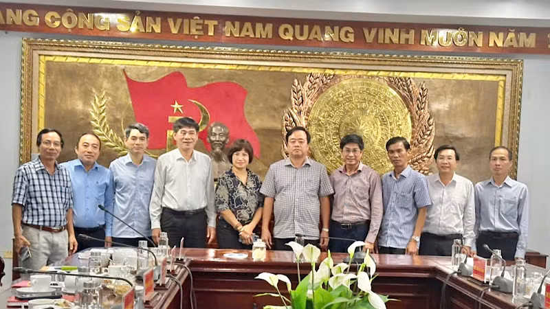 Đồng chí Huỳnh Quốc Việt, Phó Bí thư Thường trực Tỉnh ủy Bạc Liêu (thứ 6, từ trái qua) chụp ảnh lưu niệm với các thành viên đoàn công tác.