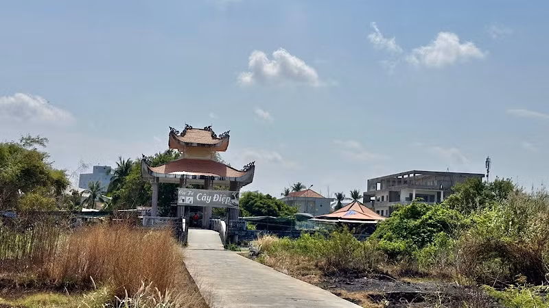 Khu "đất vàng" tại Công viên văn hóa Trần Huỳnh (Bạc Liêu), một nửa được "cắt" cho doanh nghiệp đấu giá xây khu thương mại; một nửa công viên này vẫn bỏ hoang tàn. (Ảnh chụp trưa 22/3/2024). (Ảnh: TRỌNG DUY)