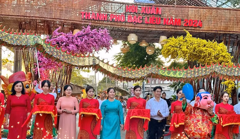 Đại diện Thường trực Tỉnh ủy, Ủy ban nhân dân tỉnh và thành phố Bạc Liêu cắt băng khai mạc Hội Xuân. (Ảnh: TRỌNG DUY)
