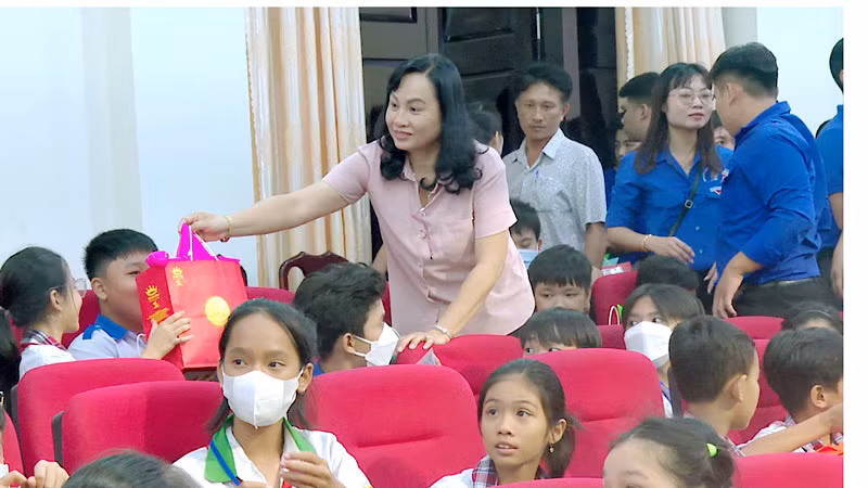 Phó Chủ tịch Ủy ban nhân dân Thành phố Bạc Liêu Đỗ Ái Lam trao tặng quà Tết Trung thu cho các cháu thiếu nhi.