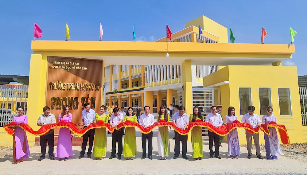 Lãnh đạo tỉnh Bạc Liêu và thị xã Giá Rai dự lễ và cắt băng khánh thành. Ảnh: MINH ĐẠT
