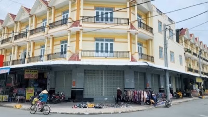 Dự án khu thương mại Hộ Phòng, xảy ra nhiều sai phạm nghiêm trọng, khiến nhiều cán bộ lãnh đạo của tỉnh Bạc Liêu và thị xã Giá Rai bị kỷ luật.