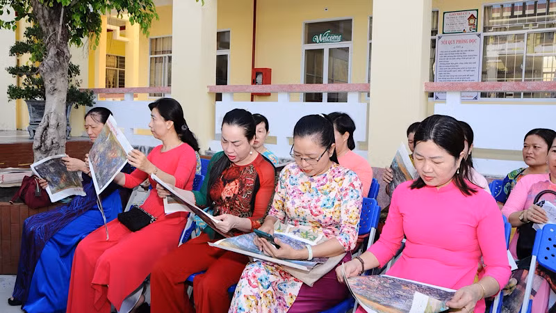 Nhiều giáo viên tại Bạc Liêu phấn khởi đón nhận tranh "Chiến thắng Điện Biên Phủ" của Báo Nhân Dân.