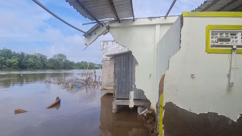 Nhiều ngôi nhà của các hộ dân ở phường Hộ Phòng (thị xã Giá Rai, Bạc Liêu) bị sạt lở xuống sông.