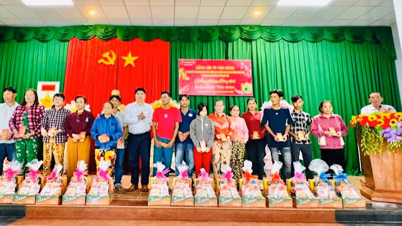 Giám đốc Ngân hàng Nông nghiệp và Phát triển nông thôn chi nhánh Bạc Liêu Dương Quốc Sử trao quà Tết cho các hộ chính sách của tỉnh.