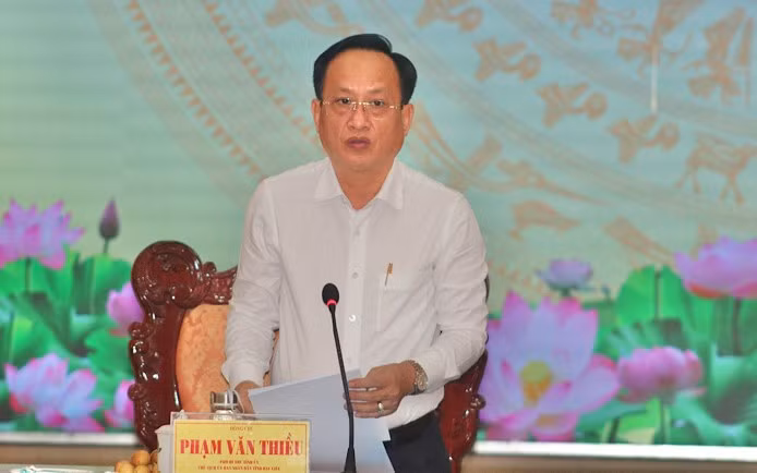 Chủ tịch Ủy ban nhân dân tỉnh Bạc Liêu Phạm Văn Thiều chỉ đạo các biện pháp cấp cách phòng, chống sạt lở nhà dân đang xảy ra rất nghiêm trọng hiện nay.