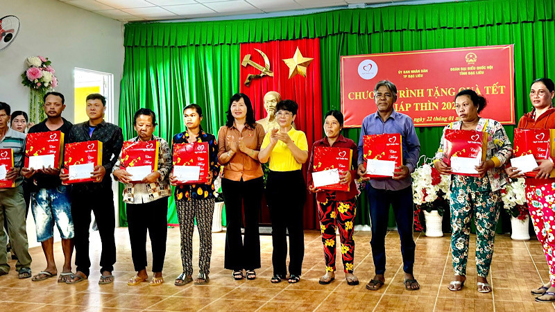 Đồng chí Trần Thị Thu Đông, Chủ tịch Hội Nhiếp ảnh Việt Nam, đại biểu Quốc hội và đại diện Tập đoàn Vingroup (giữa) trao quà Tết cho các hộ nghèo tại vùng ven biển thành phố Bạc Liêu.
