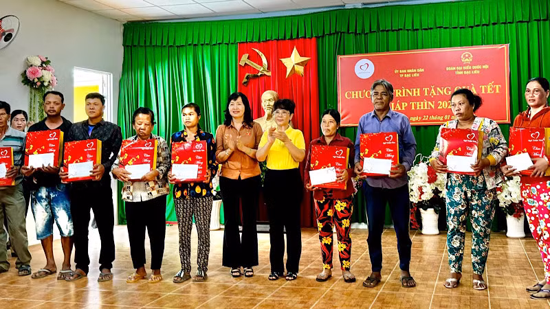 Đồng chí Trần Thị Thu Đông, Chủ tịch Hội Nhiếp ảnh Việt Nam, đại biểu Quốc hội và đại diện Tập đoàn Vingroup (giữa) trao quà Tết cho các hộ nghèo tại vùng ven biển thành phố Bạc Liêu.