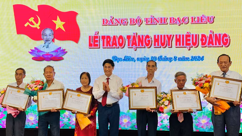 Đồng chí Tạ Trung Dũng, Trưởng ban Tuyên giáo Tỉnh ủy, trao Huy hiệu đảng cho các đảng viên cao niên tuổi đảng. Ảnh: TD