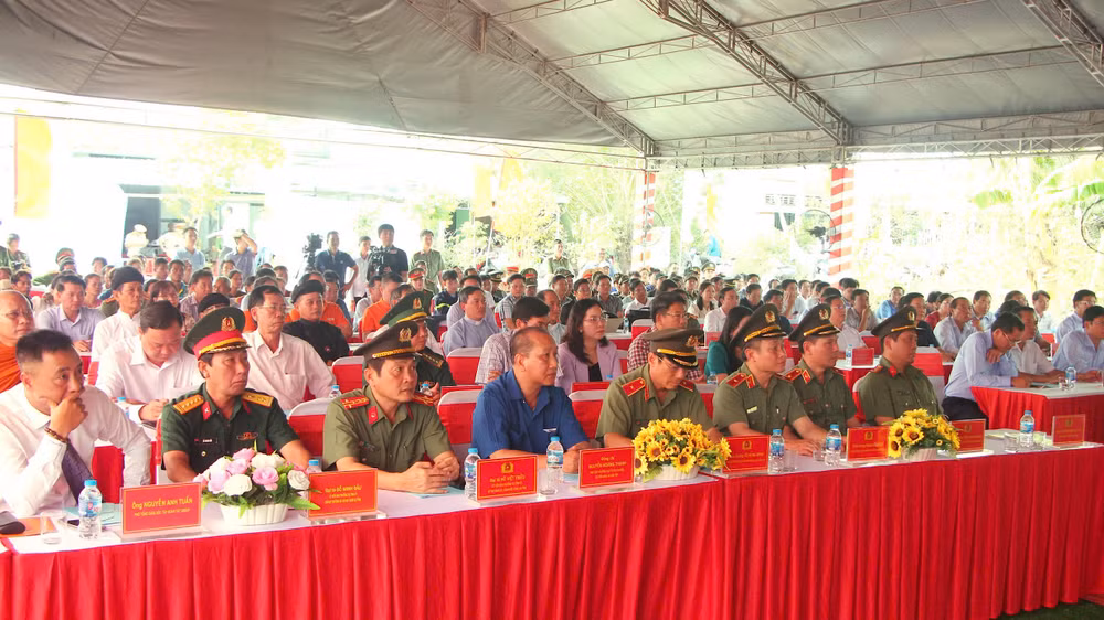 Các đồng chí lãnh đạo và các đại biểu tại buổi lễ.