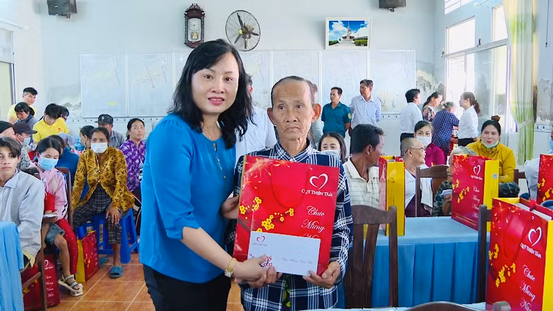 Đồng chí Đỗ Ái Lam, Phó Chủ tịch Ủy ban nhân dân thành phố Bạc Liêu (tỉnh Bạc Liêu) trao quà Tết cho bà con dân tộc Khmer ở các xã vùng ven biển của thành phố.