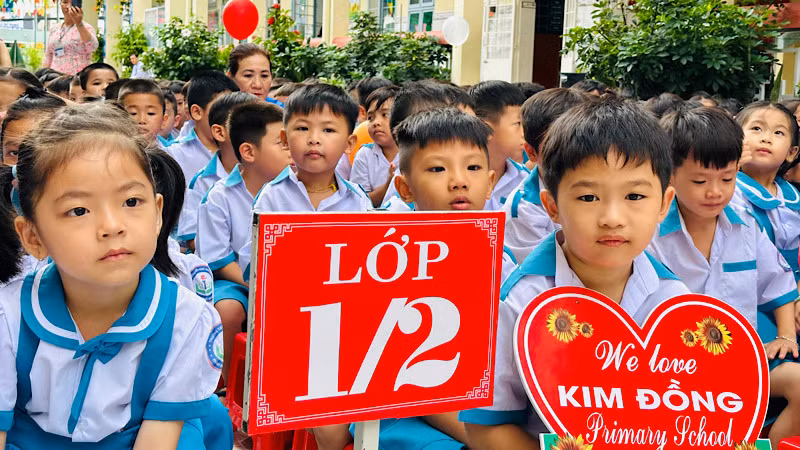 Học sinh Trường Tiểu học Kim Đồng (thành phố Bạc Liêu) háo hức trong ngày khai trường. (Ảnh: TRỌNG DUY)