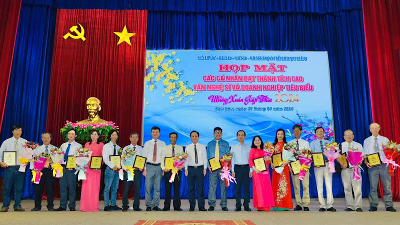 Các đồng chí trong Ban Thường vụ Tỉnh ủy Bạc Liêu trao bảng tuyên dương và hoa tặng các cá nhân có thành tích cao năm 2023. (Ảnh: THANH NHÃ)