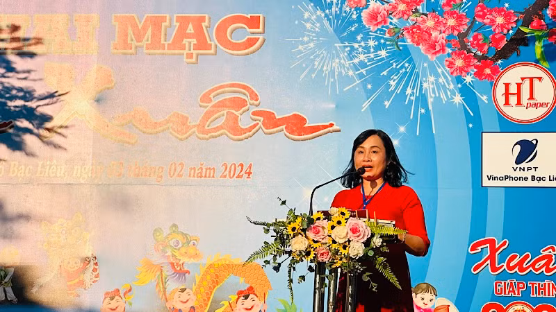 Đồng chí Đỗ Ái Lam, Phó Chủ tịch Ủy ban nhân dân thành phố Bạc Liêu phát biểu tại lễ khai mạc Hội Xuân 2024. (Ảnh: TRỌNG DUY)