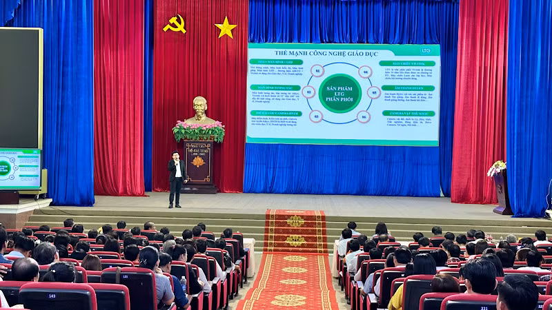 Hơn 400 đại biểu là cán bộ quản lý, lãnh đạo các trường học trong toàn tỉnh Bạc Liêu dự hội thảo về chuyển đổi số. Ảnh: TRỌNG DUY.