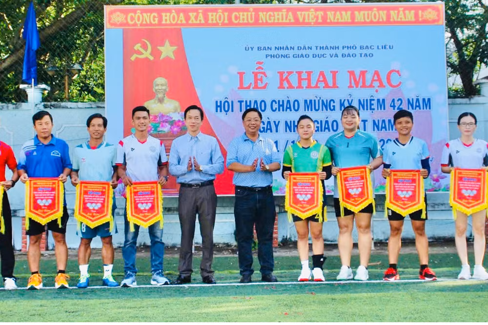 Đồng chí Trần Bằng Phi, Trưởng Phòng Giáo dục và Đào tạo thành phố Bạc Liêu (tỉnh Bạc Liêu) trao tặng cờ cho các đơn vị có thành tích xuất sắc tại hội thao chào mừng kỷ niệm 42 năm Ngày Nhà giáo Việt Nam.