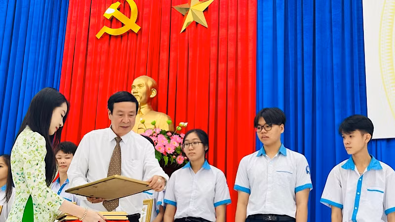 Bạc Liêu tuyên dương, khen thưởng giáo viên và học sinh giỏi tiêu biểu